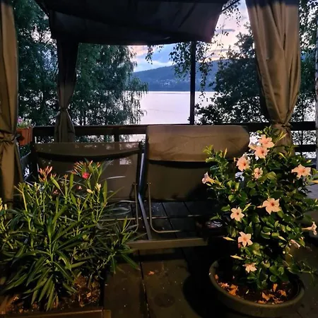Dom Nad Jeziorem Chalet *